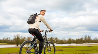 N337 persoon op de fiets, op het fietspad langs de IJssel tussen Wijhe en Zwolle
