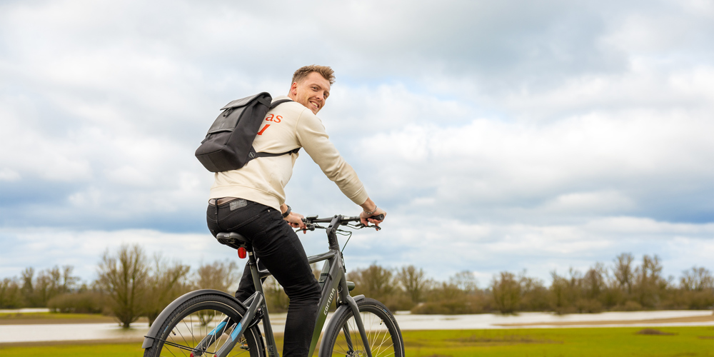 N337 persoon op de fiets, op het fietspad langs de IJssel tussen Wijhe en Zwolle