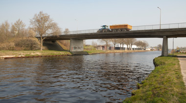 foto met tractor die rijdt over een sloot